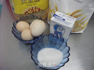 戚风蛋糕（用料简单，超级膨松）的做法步骤：1
