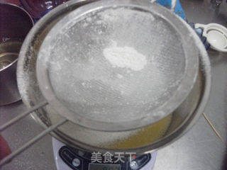 戚风蛋糕（用料简单，超级膨松）的做法步骤：4