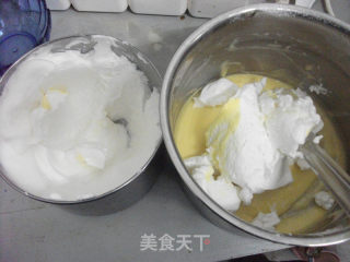 戚风蛋糕（用料简单，超级膨松）的做法步骤：7