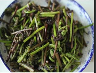 舌尖上的家乡(野菜篇）——猴腿菜炒肉丝（附肉丝滑嫩秘诀）的做法步骤：1