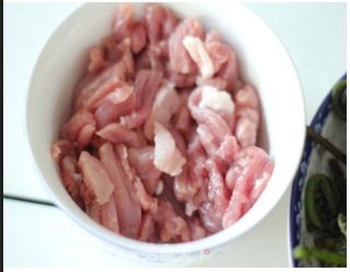 舌尖上的家乡(野菜篇）——猴腿菜炒肉丝（附肉丝滑嫩秘诀）的做法步骤：2