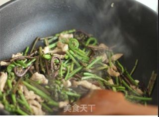 舌尖上的家乡(野菜篇）——猴腿菜炒肉丝（附肉丝滑嫩秘诀）的做法步骤：7