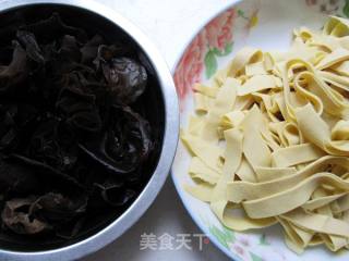 木耳干豆腐炒肉丝的做法步骤：1