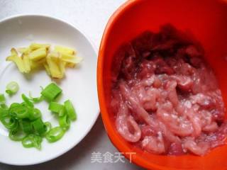 木耳干豆腐炒肉丝的做法步骤：2