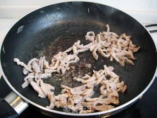 木耳干豆腐炒肉丝的做法步骤：4