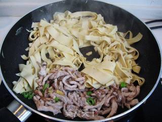 木耳干豆腐炒肉丝的做法步骤：5