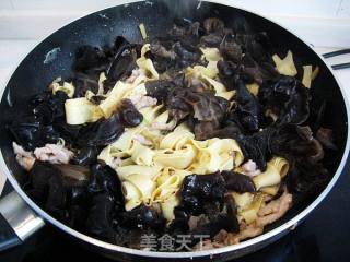 木耳干豆腐炒肉丝的做法步骤：6