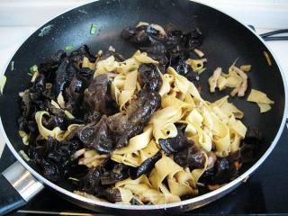 木耳干豆腐炒肉丝的做法步骤：7