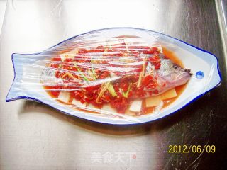 【一鱼多吃】——葱姜剁椒蒸鲈鱼的做法步骤：4