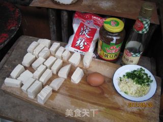 酱香浇汁豆腐的做法步骤：1