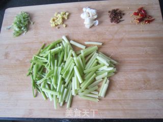 芹菜炒土豆丝的做法步骤：2