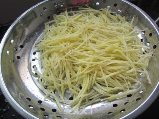 芹菜炒土豆丝的做法步骤：3