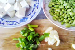 毛豆仁烧豆腐的做法步骤：1