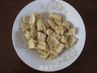 胡萝卜腐竹炒鸡蛋的做法步骤：1