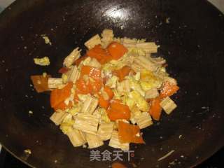胡萝卜腐竹炒鸡蛋的做法步骤：8