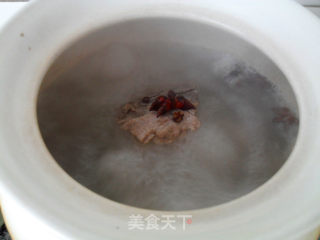 美味进补汤——双色玉米排骨汤的做法步骤：5