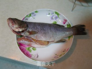 香辣豆酱蒸鲈鱼的做法步骤：2