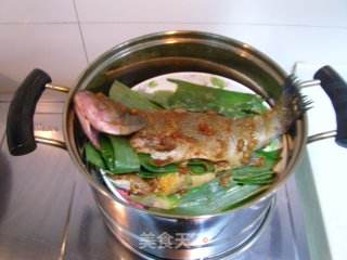 香辣豆酱蒸鲈鱼的做法步骤：4