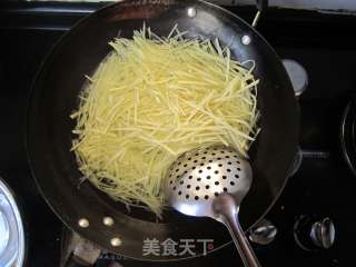 炝土豆丝的做法步骤：3