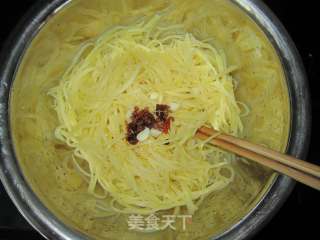 炝土豆丝的做法步骤：4