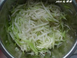 葫芦瓜肉馅饺子的做法步骤：2