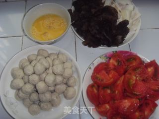 西红柿蛋花鱼元汤的做法步骤：1