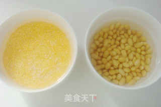 【美好的一天开始于一份健康早餐】米饭鸡蛋卷+玉米碴豆浆的做法步骤：1