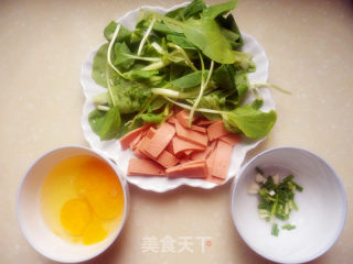 火腿青菜炒鸡蛋的做法步骤：1