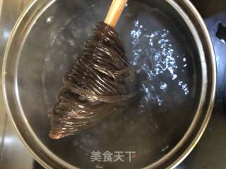 过年餐桌必备……凉拌厥根粉的做法步骤：2