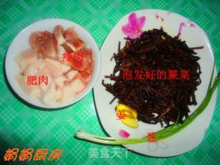 家乡的味道------干蕨菜炖肉的做法步骤：1