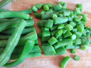 豆丁橄榄菜的做法步骤：2