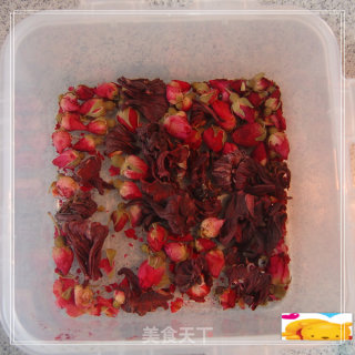 炎炎夏日怎么美-------玫瑰香蕉奶昔的做法步骤：1