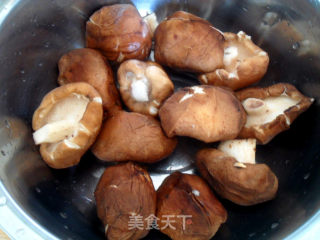 吃的就是这个味道——干炸香菇的做法步骤：1
