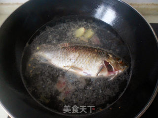 野生鲫鱼咸鸭汤的做法步骤：3