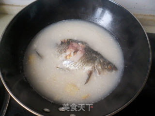 野生鲫鱼咸鸭汤的做法步骤：4