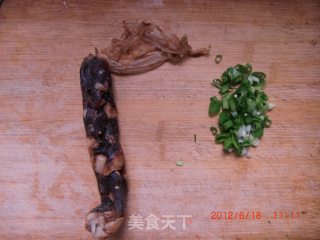 腊肠干煸茶树菇的做法步骤：1