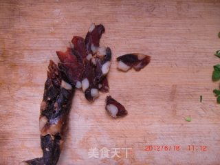 腊肠干煸茶树菇的做法步骤：2