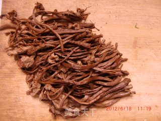 腊肠干煸茶树菇的做法步骤：3