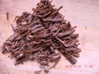 腊肠干煸茶树菇的做法步骤：4