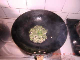 腊肠干煸茶树菇的做法步骤：5