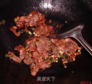 腊肠干煸茶树菇的做法步骤：6
