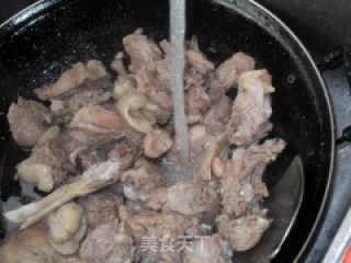 啤酒焖鸭的做法步骤：2