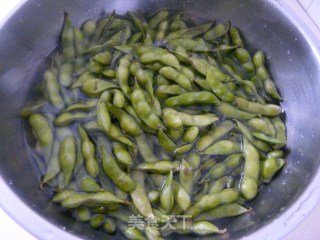夏季休闲小吃——五香毛豆的做法步骤：1