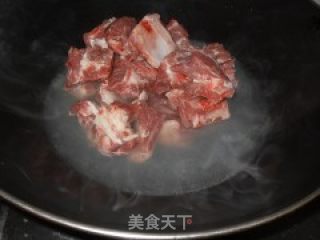 胡萝卜小排汤的做法步骤：1