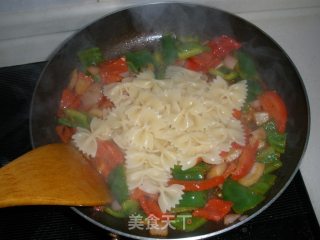 番茄黑椒蝴蝶面的做法步骤：4