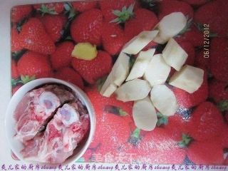 排骨山药汤的做法步骤：1
