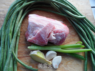简单美味的家常菜——炒豇豆五花肉的做法步骤：1