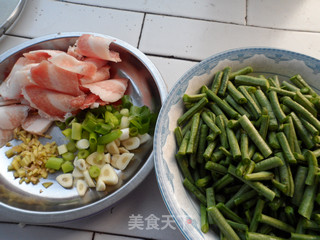 简单美味的家常菜——炒豇豆五花肉的做法步骤：2