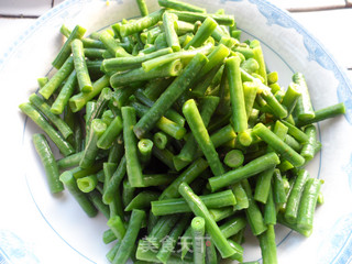 简单美味的家常菜——炒豇豆五花肉的做法步骤：5