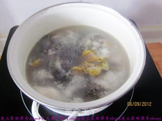 枸杞乌鸡汤的做法步骤：2